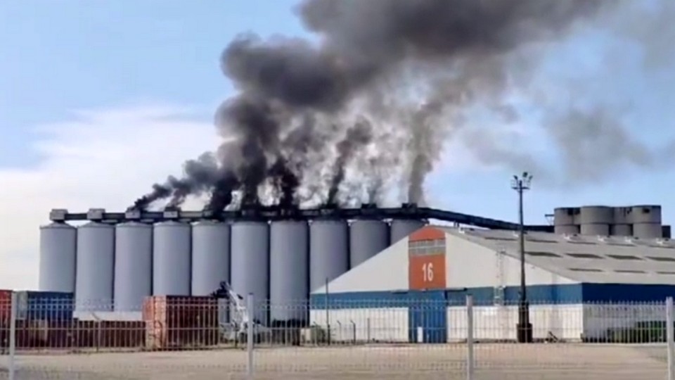 В порту Франции горит зернохранилище