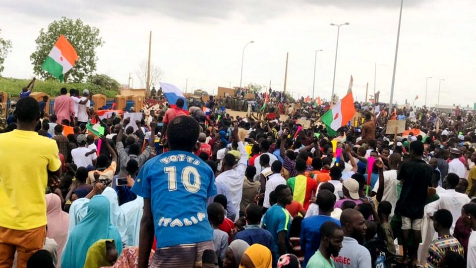 Жители Нигерии протестуют против возможной интервенции в соседний Нигер