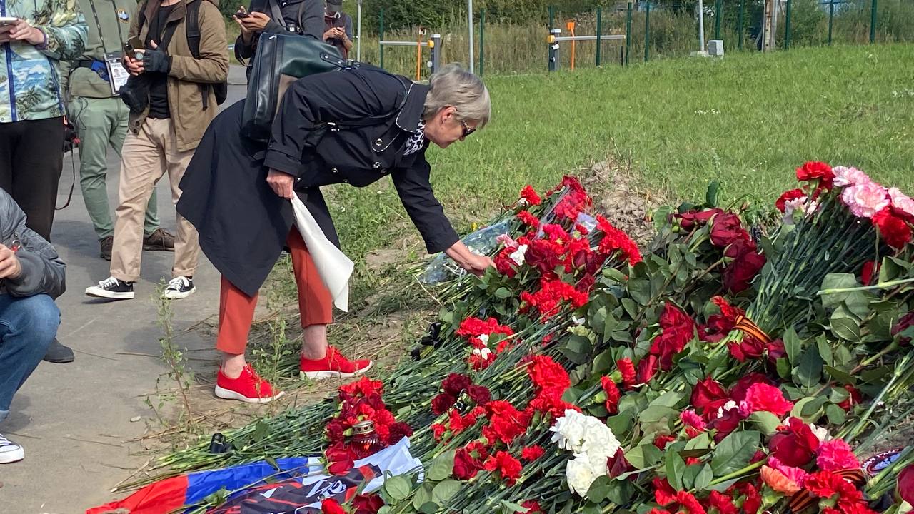 Жители Петербурга несут цветы к стихийному мемориалу возле "Вагнер центра"