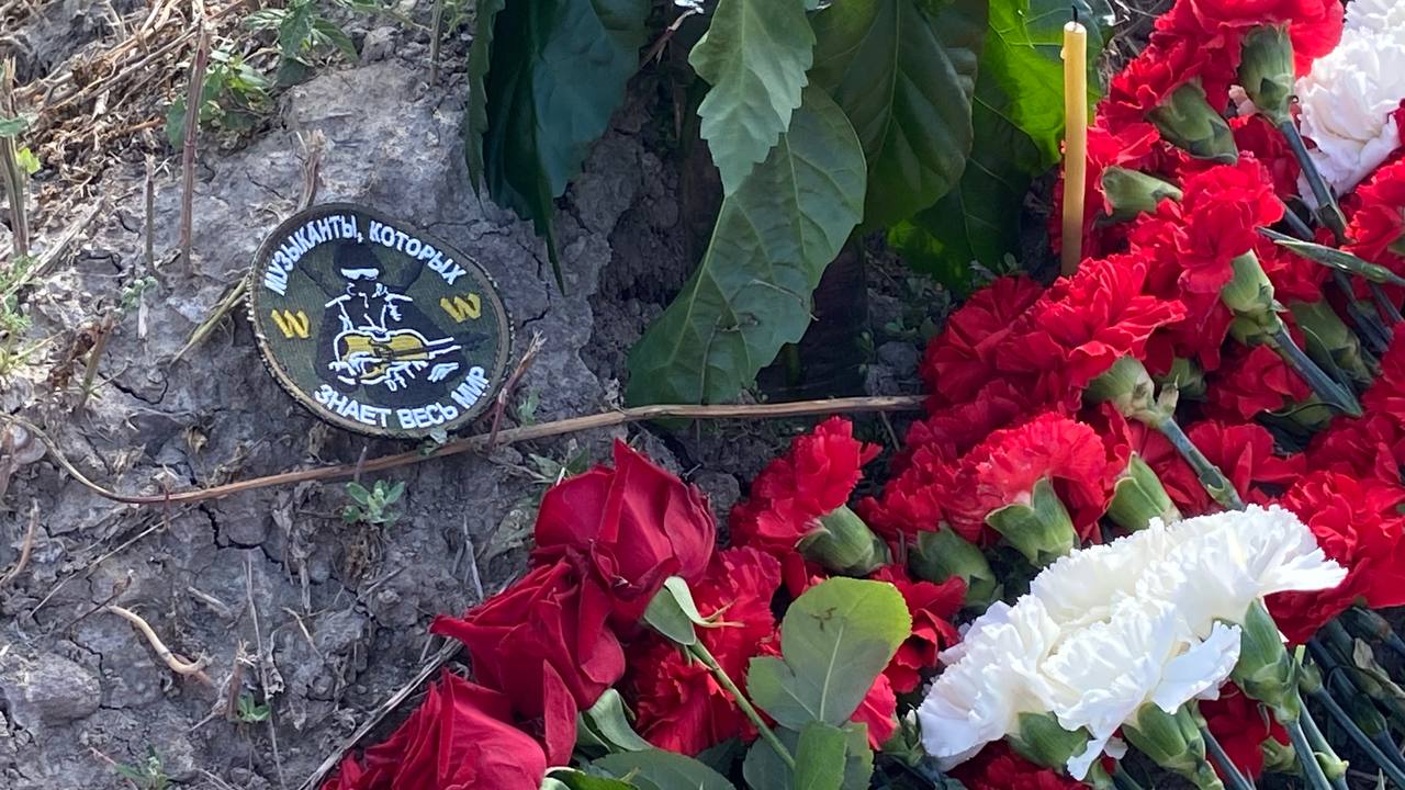 Жители Петербурга несут цветы к стихийному мемориалу возле "Вагнер центра"
