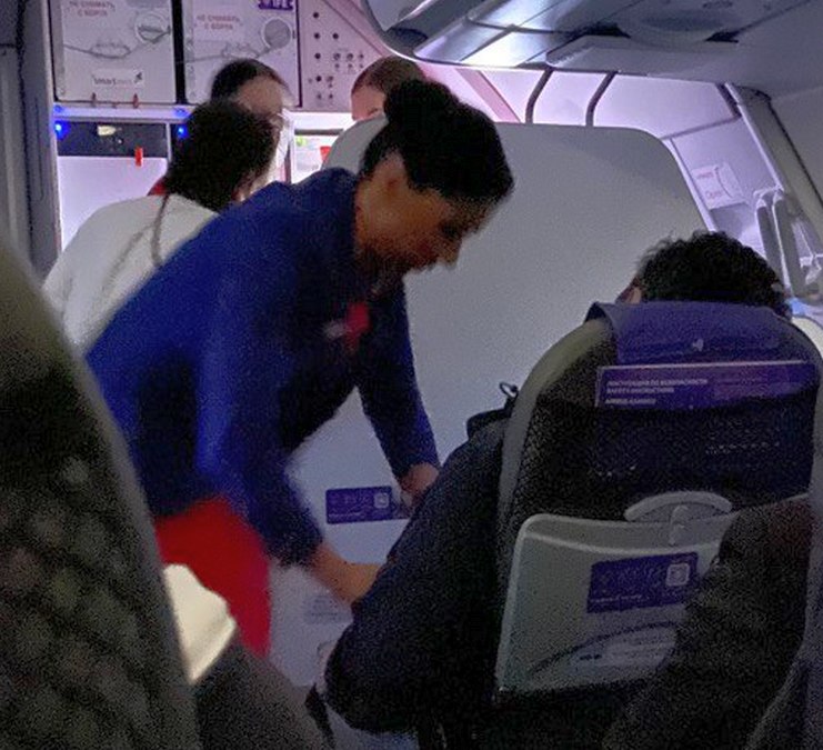 Стюардессы откачали пассажира за полчаса до посадки в Екатеринбурге