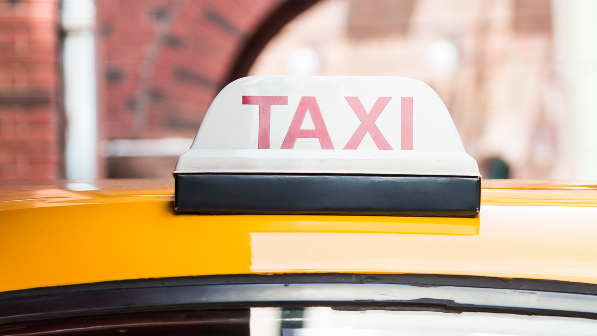 За долгую стоянку такси во дворах собираются штрафовать на 5 тысяч рублей
