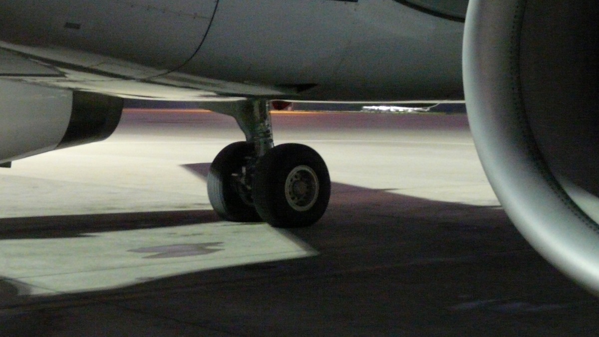 Самолет Nordwind пробил колесо при посадке в Новокузнецке