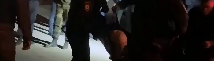 Появилось видео задержания штурмовавшего квартиру экс-жены вооруженного мужчины в Каменске-Уральском