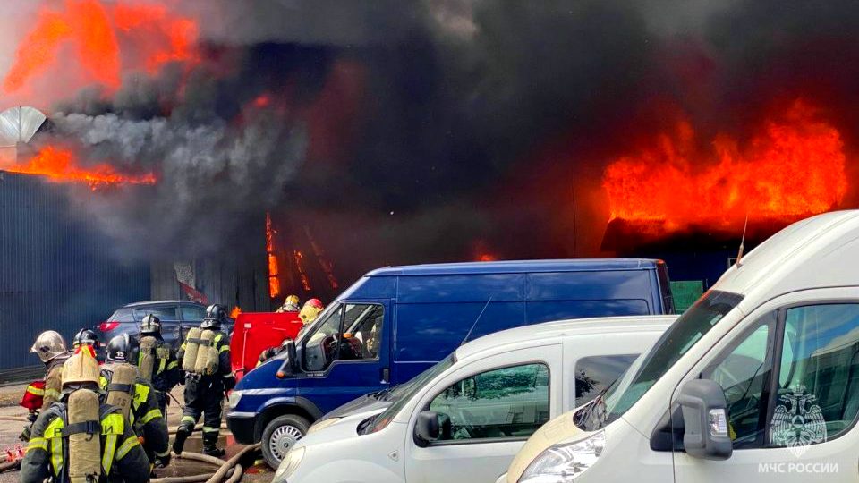 В Петербурге локализовали крупный пожар в ангаре возле нефтебазы «Ручьи»