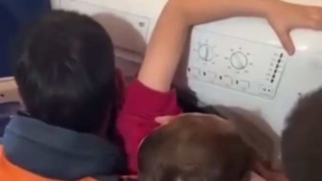 В Казани спасение ребенка из стиральной машины попало на видео