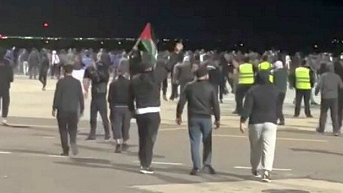 Полиция задержала 60 участников беспорядков в аэропорту Махачкалы