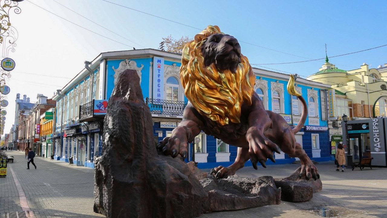 "Когда эту пошлость уберут?": жители Екатеринбурга возмущены скульптурой льва с яйцами
