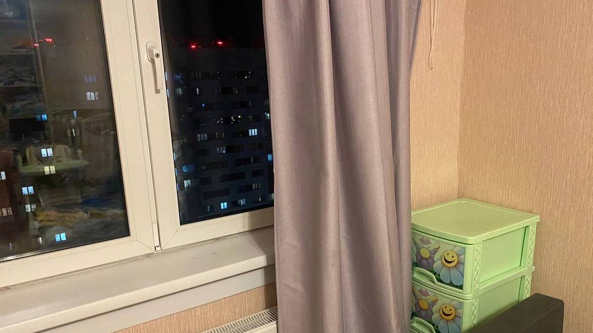 В Новосибирске полуторагодовалый мальчик выпал с 18 этажа и выжил
