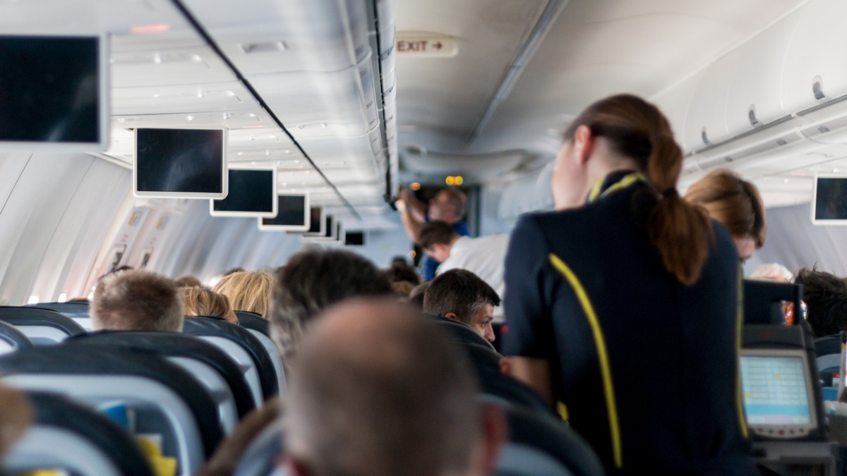Сотни рейсов "Аэрофлота" задержали из-за нехватки бортпроводников