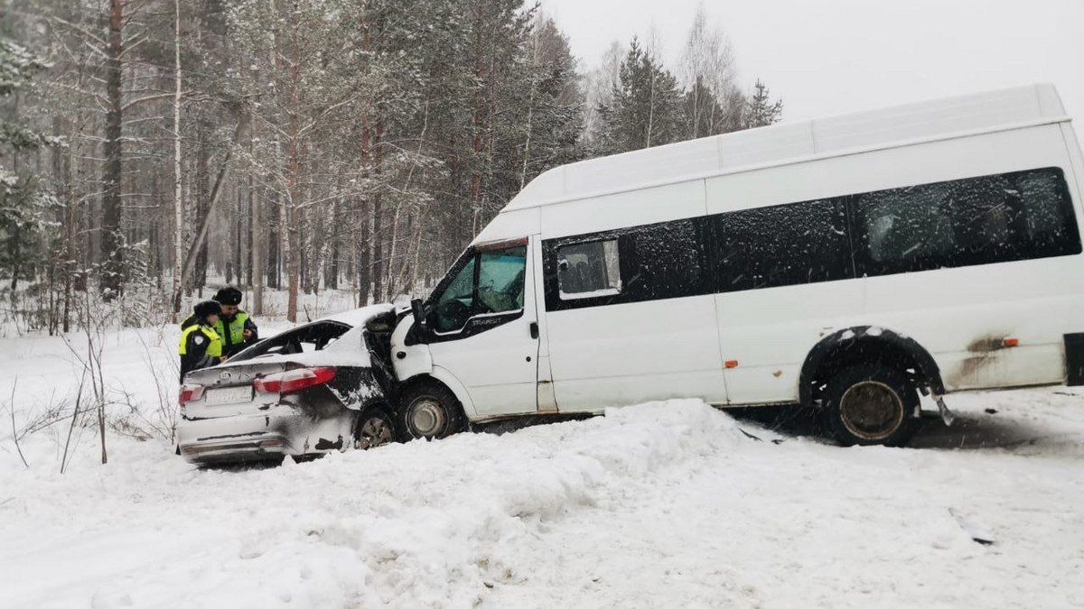 На трассе под Екатеринбургом произошло смертельное ДТП с легковым авто и минивеном