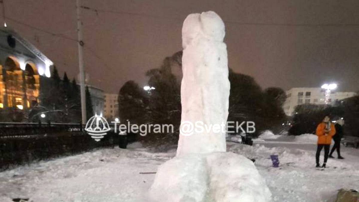 В Екатеринбурге сотрудники Росгвардии заставили студентов сломать слепленный из снега фаллос