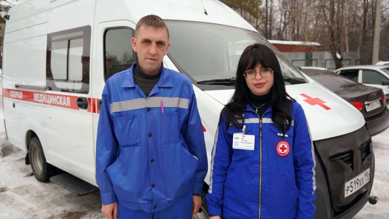 Свердловские врачи спасли малышку, которая застряла в сугробе рядом с домом
