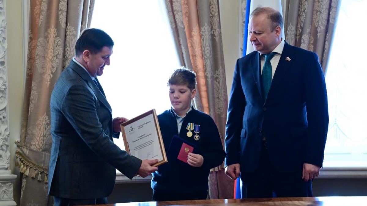 Алексей Шмыков наградил школьников, совершивших героические и мужественные поступки