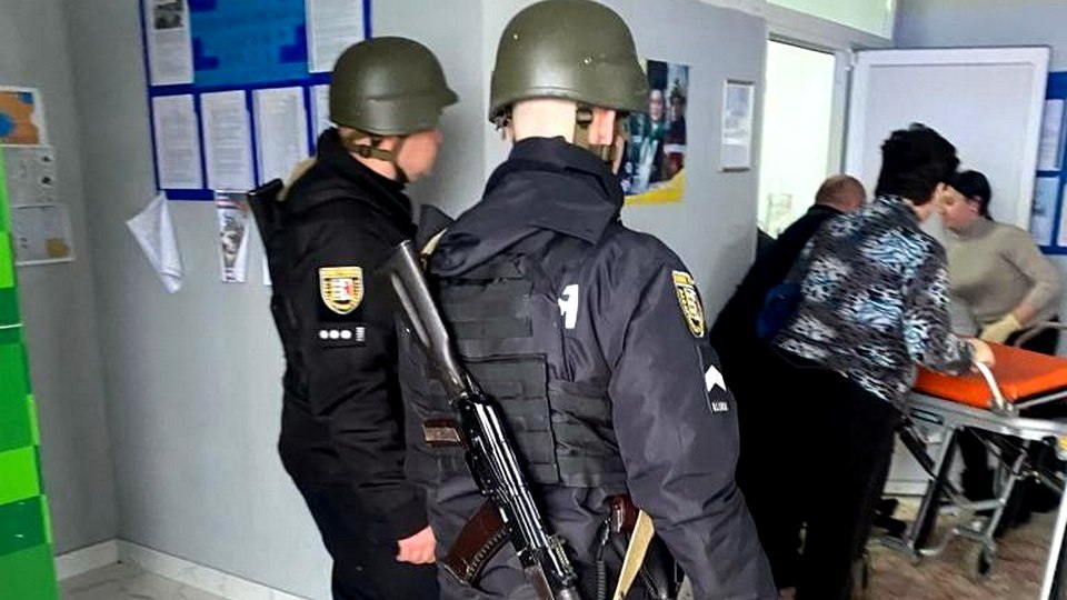 Украинский депутат взорвал гранаты во время заседания сельсовета