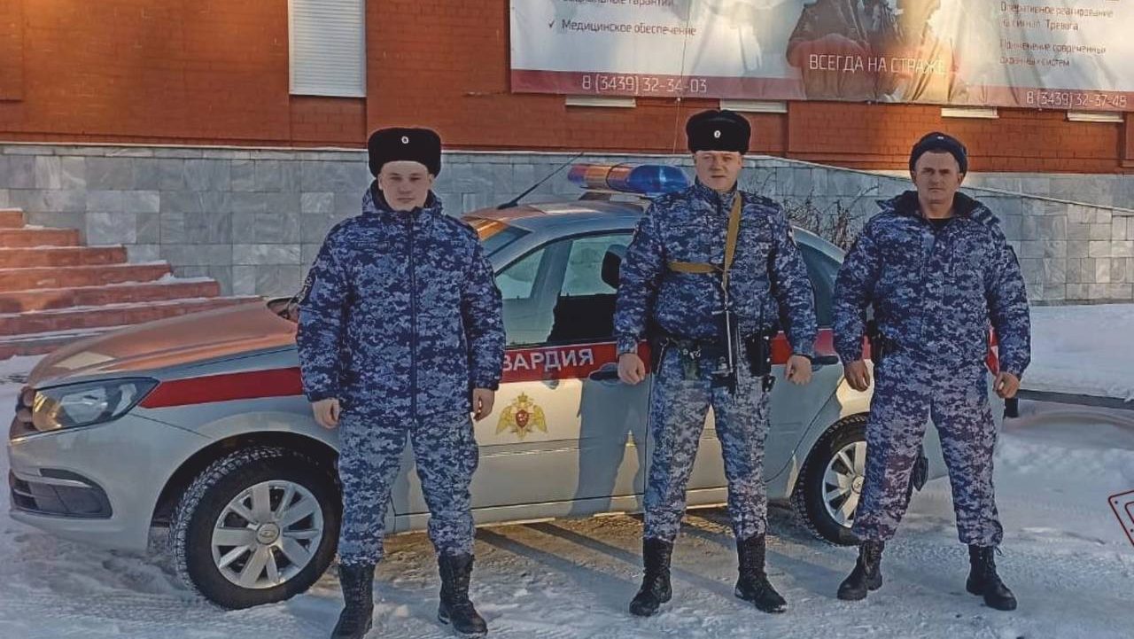 На Урале полицейские спасли семейную пару из горящего дома