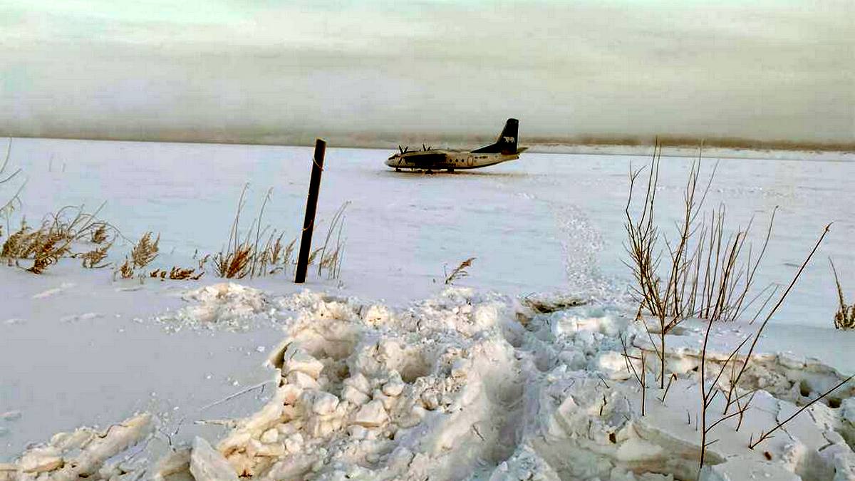 В Якутии пилот самолета промахнулся мимо полосы и приземлился на реку