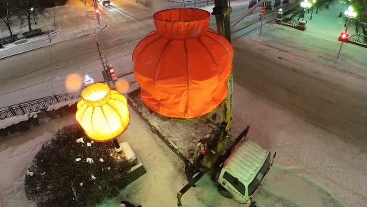 В центре Екатеринбурга вновь появились абажуры художника Тимофея Ради