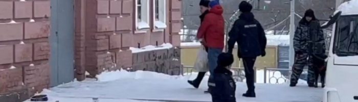 В Екатеринбурге суд арестовал мужчину, выбросившего годовалую дочь из окна в сугроб