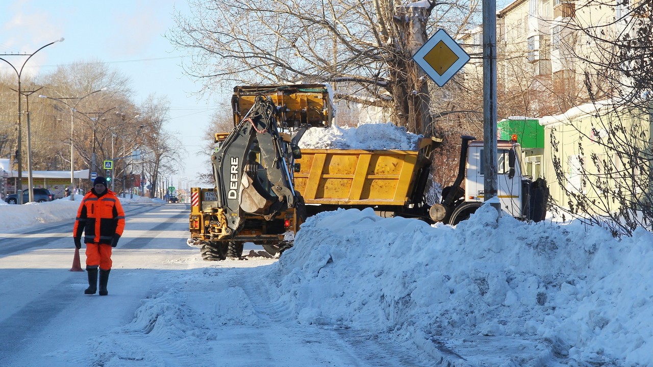 Власти Каменска-Уральского назвали адреса, где ведется уборка снега