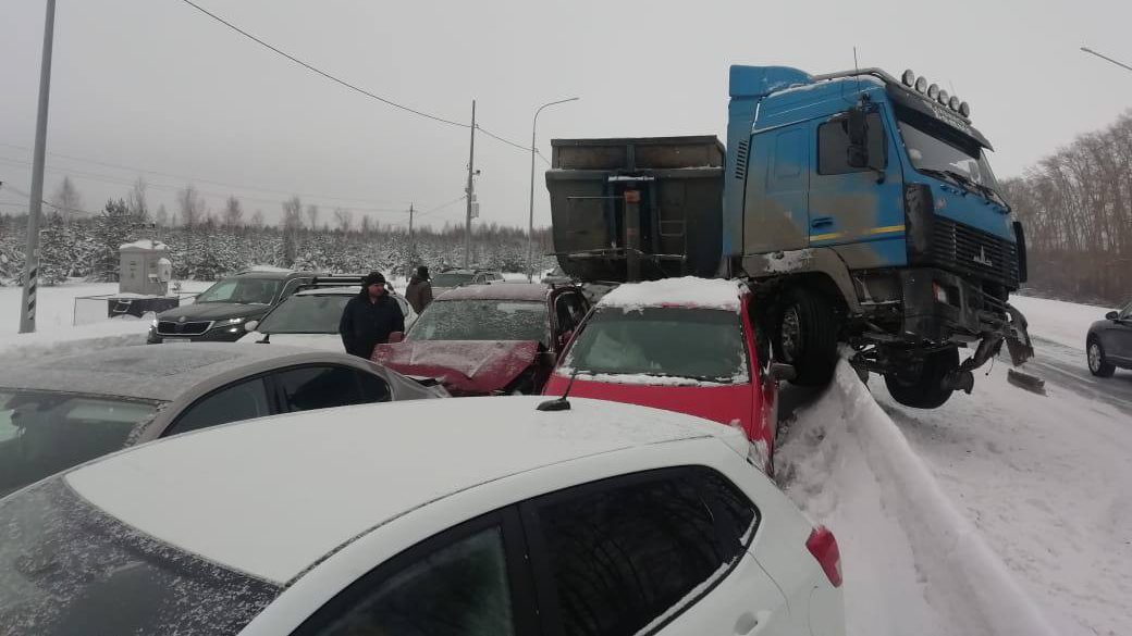 "И не едут даже поезда": движение жд и автотранспорта ограничено в Челябинской области