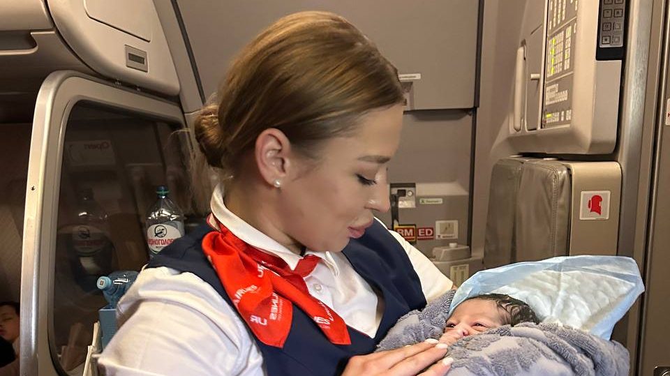 Малышка родилась в самолете по пути в Душанбе
