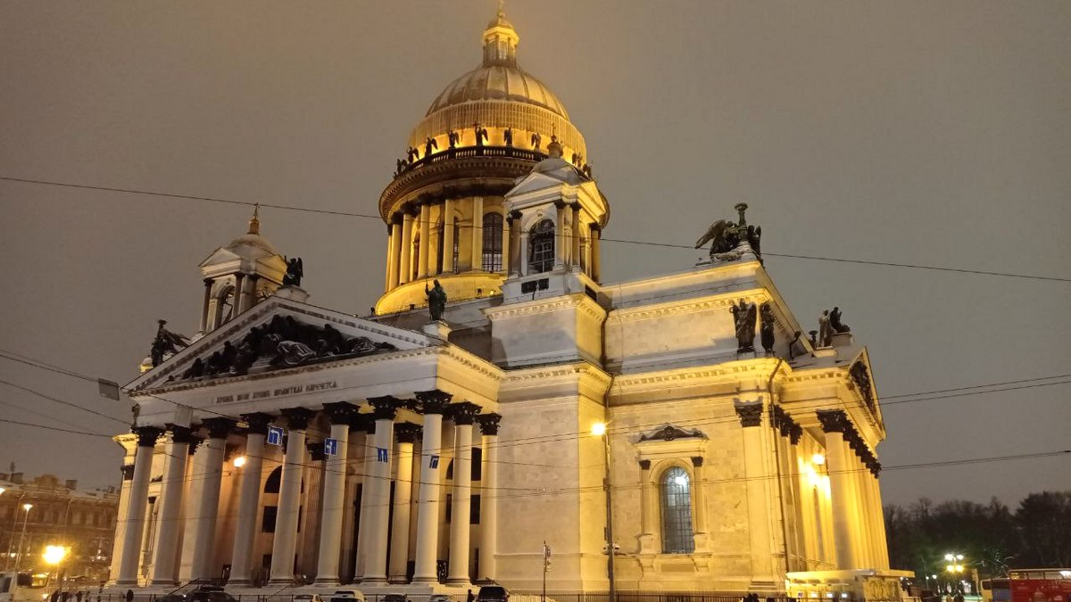 В Петербурге Исаакиевский собор покрылся инеем из-за резкого потепления