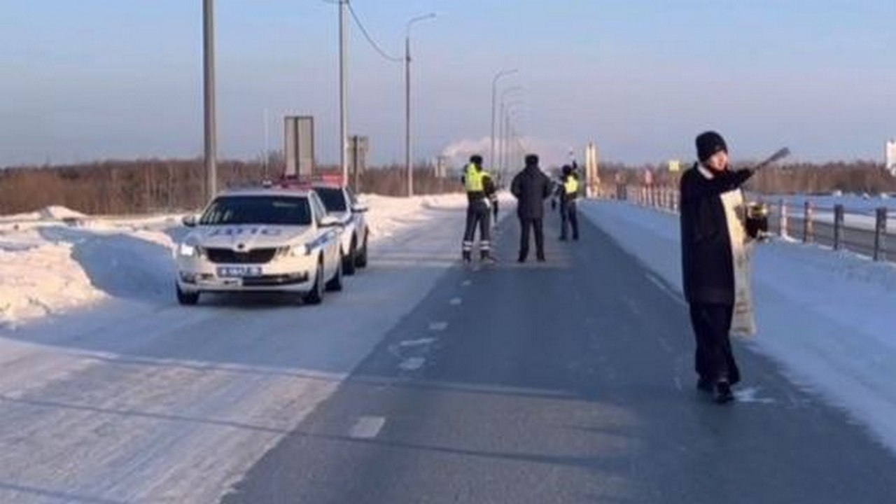 В Сургуте освятили дороги из-за частых ДТП