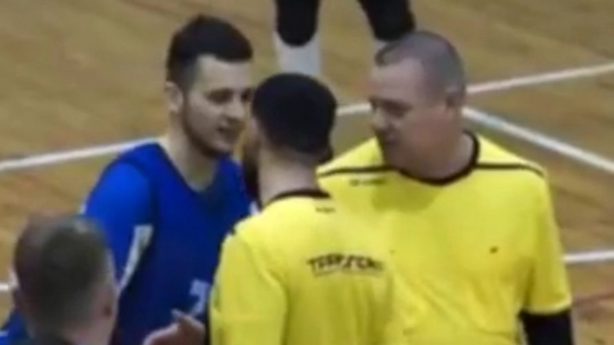 Видео: в Екатеринбурге судья ударил футболиста по лицу