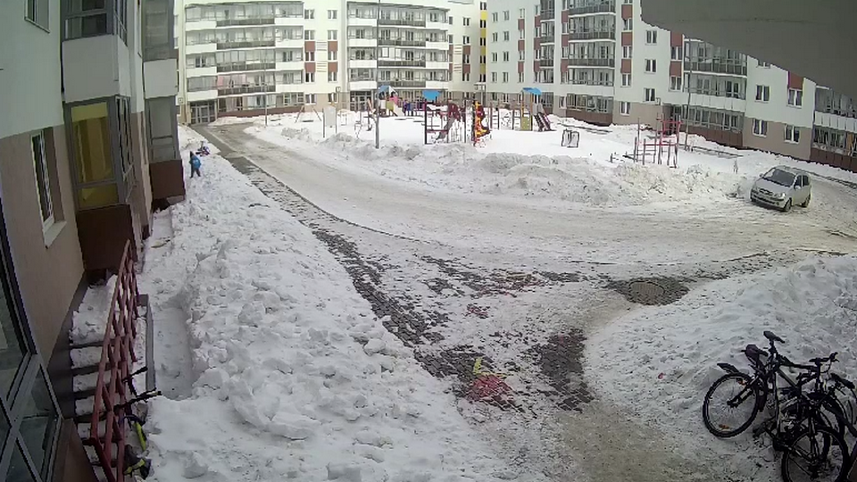 Глыба льда упала на трехлетнего ребенка в Екатеринбурге: видео