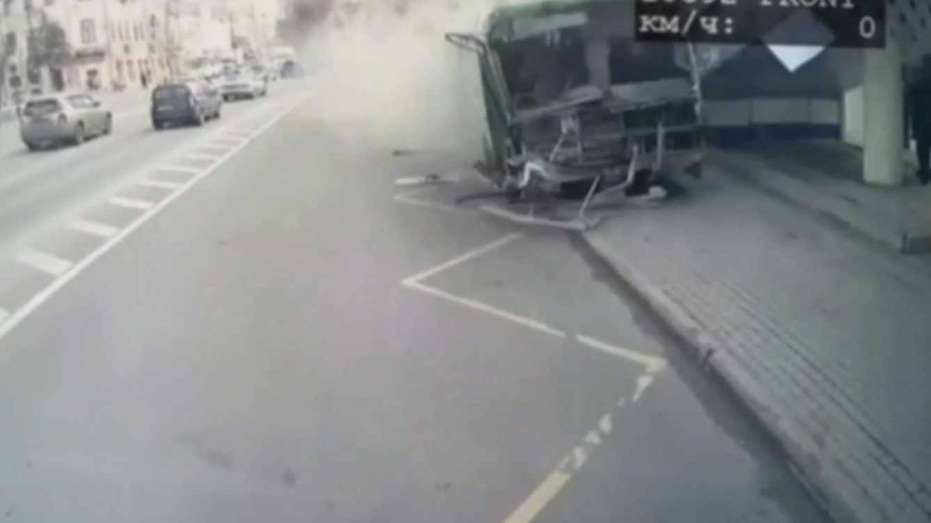 Опубликовано видео, как автобус без тормозов сносит все на своем пути в Курске