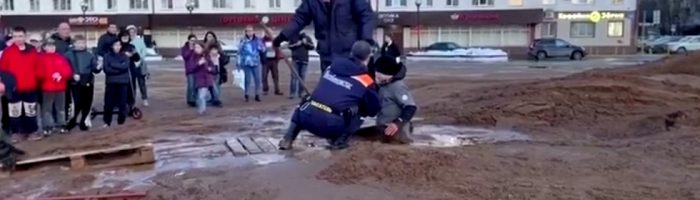 Ребенка из грязи доставали спасатели с центральной площади подмосковного Сонечногорска