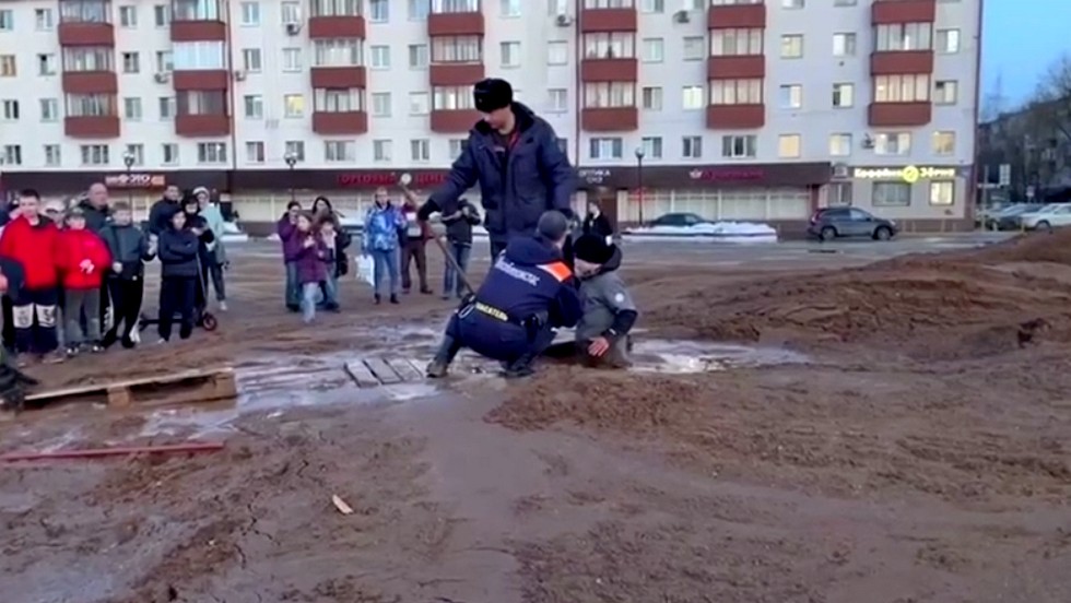 Ребенка из грязи доставали спасатели с центральной площади подмосковного Сонечногорска