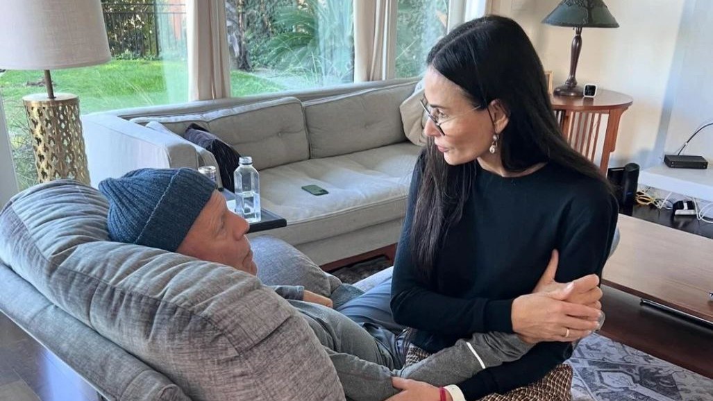 Семья Брюса Уиллиса показала фото и видео 69-летнего актера. Трогательные кадры выложили его жена Деми Мур и дочь. Напомним, что у "крепкого орешка" диагностирована лобно-височная деменция.