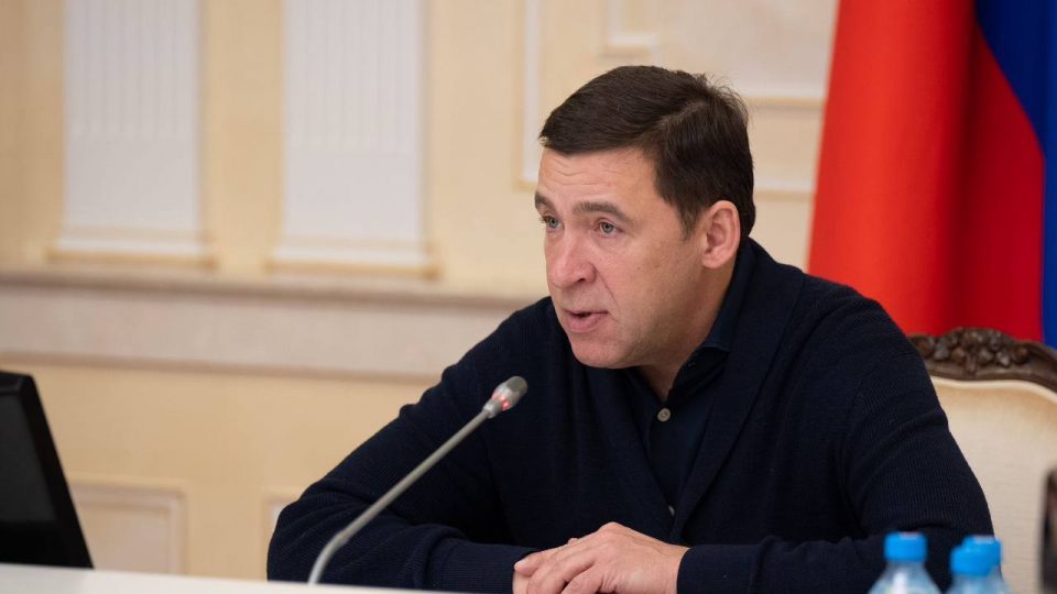 Свердловский губернатор Куйвашев пообещал лично закопать яму у дома ветерана