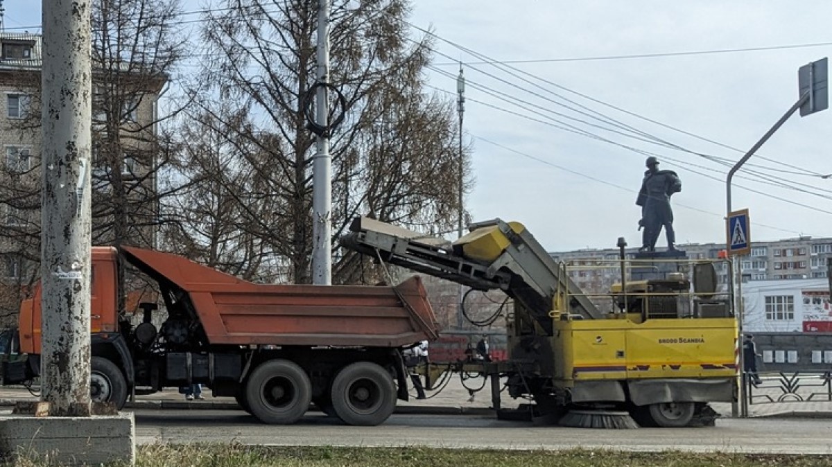 С дорог и тротуаров Каменска-Уральского вывезли почти 500 тонн грязи