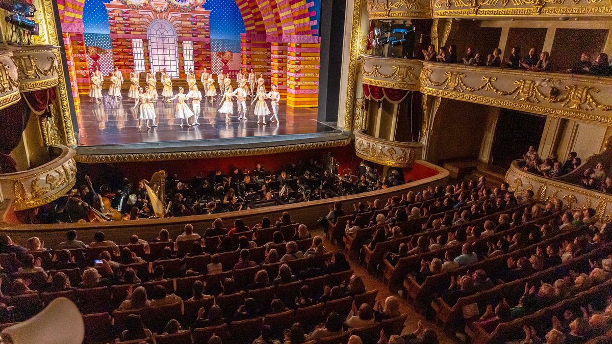 СинТЗ организовал для сотрудников поездку в Екатеринбургский театр оперы и балета