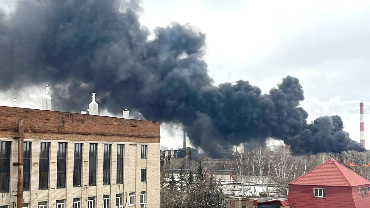 Спасатели ликвидируют сильный пожар на промплощадке в Екатеринбурге