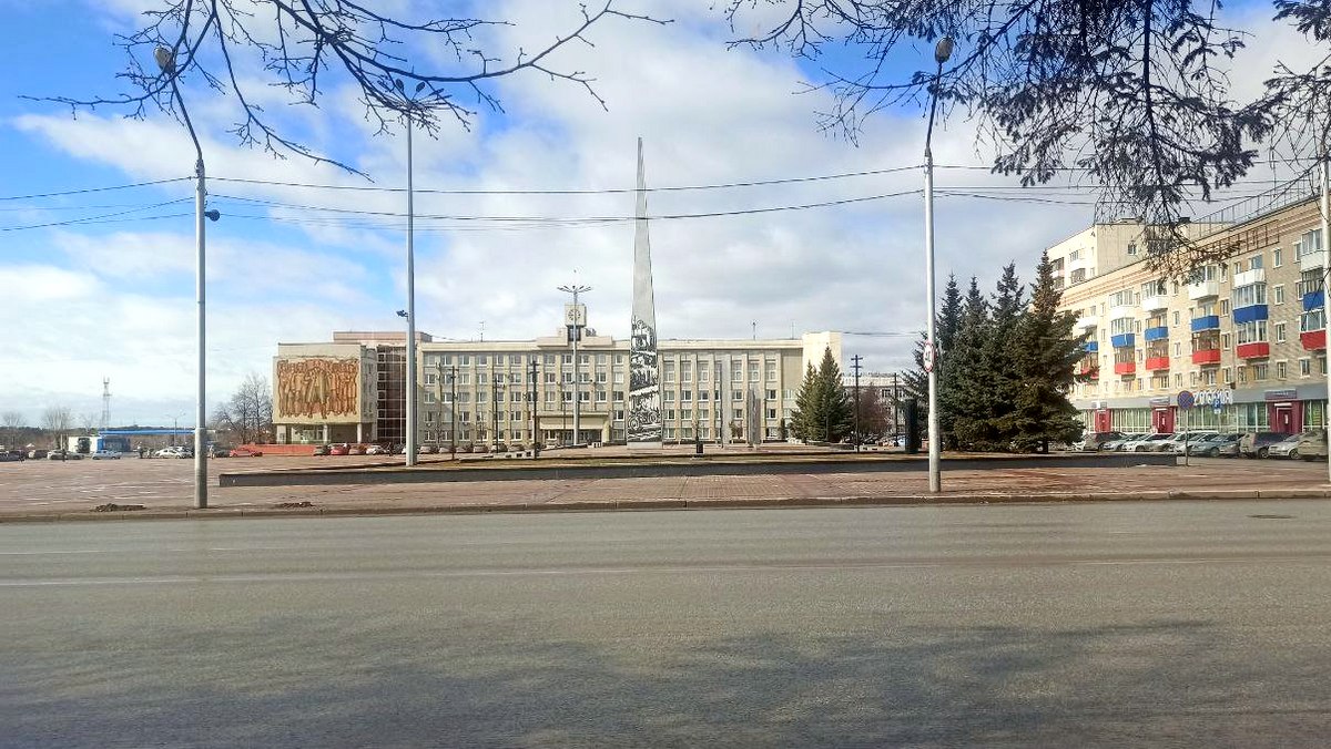 В Каменске-Уральском приводят в порядок газоны и тротуары после зимы