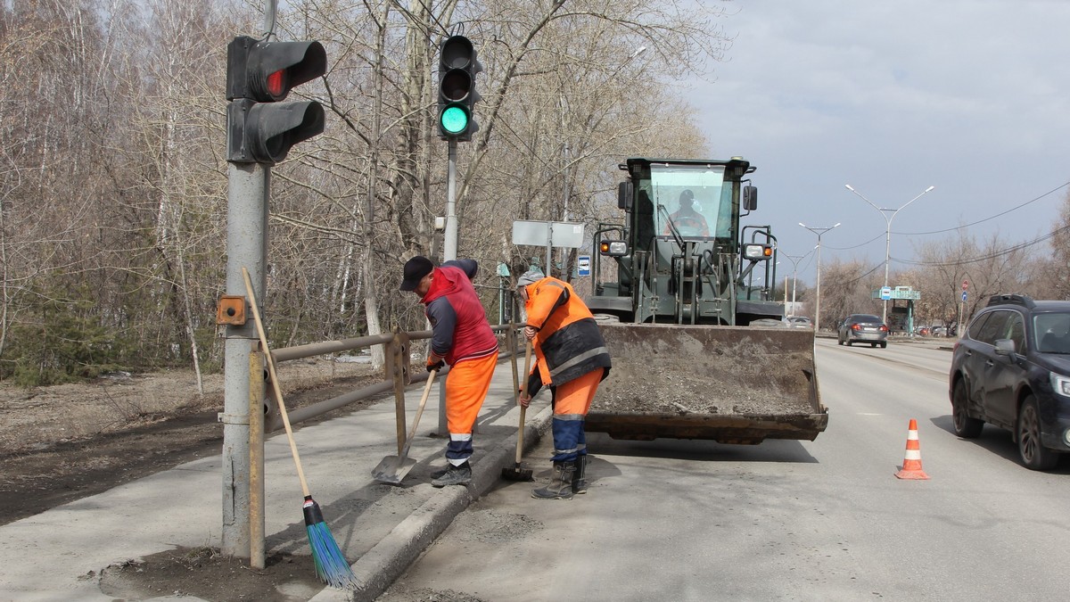 В Каменске-Уральском приводят в порядок дороги, газоны и тротуары