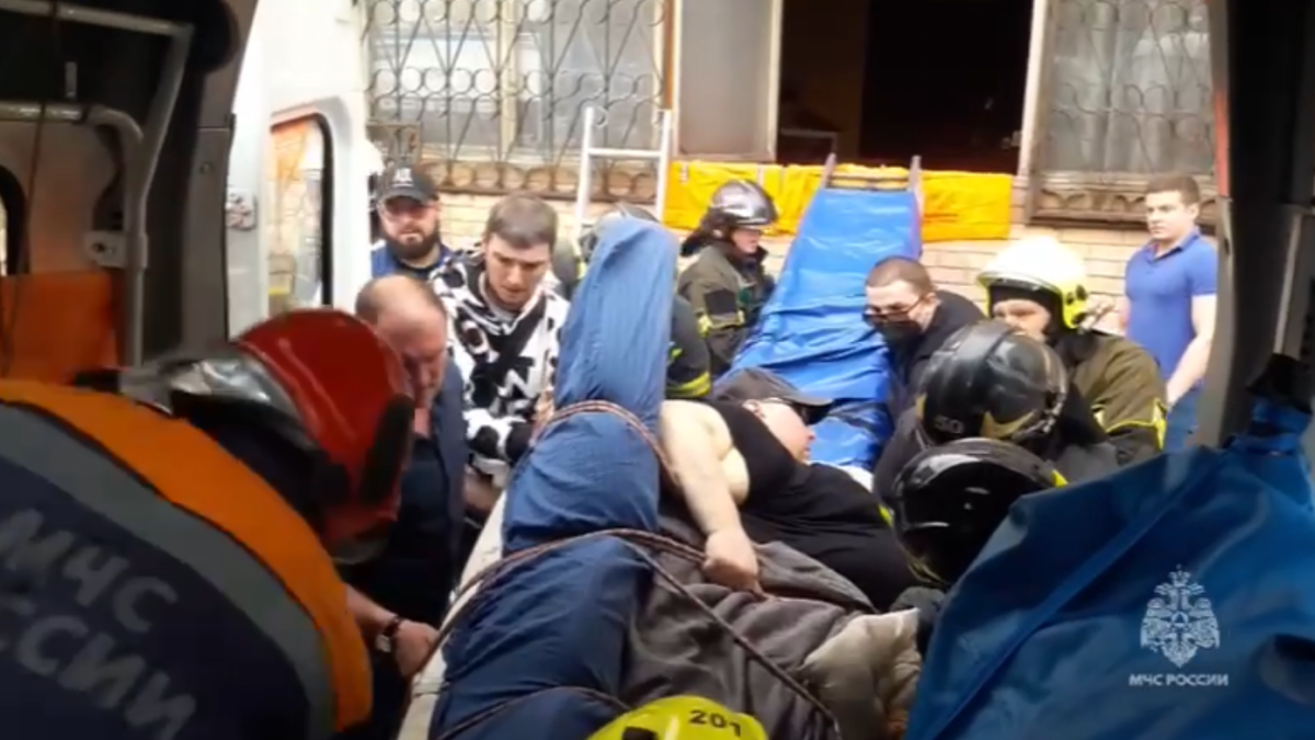 В Москве умер 300-килограммовый мужчина, для госпитализации которого отпиливали решетки на окнах