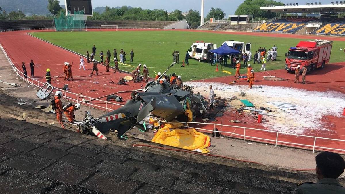 Видео: два военных вертолета столкнулись в Малайзии над спортивным стадионом
