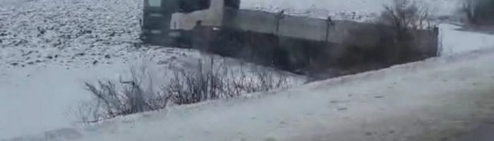 Видео: фура вылетела в кювет из-за снегопада на Урале