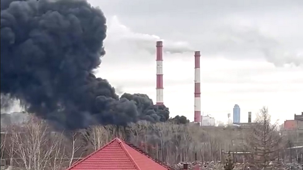 Спасатели ликвидируют сильный пожар на промплощадке в Екатеринбурге