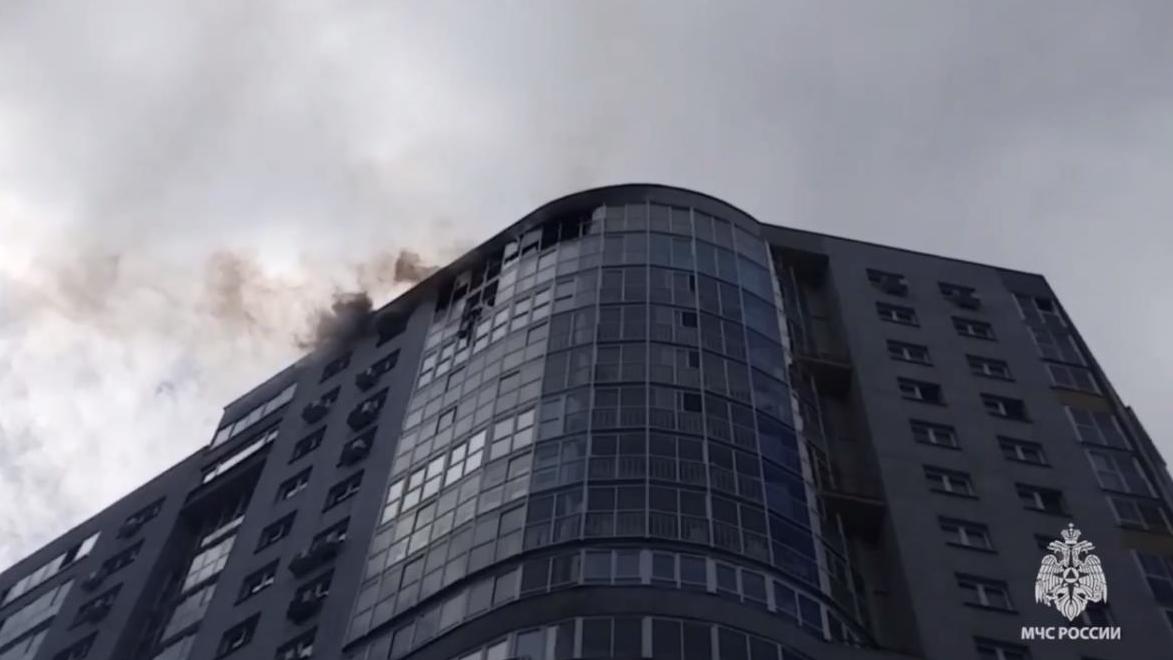 Пожар в Екатеринбурге: сорвавшийся с 19-го этажа мужчина погиб