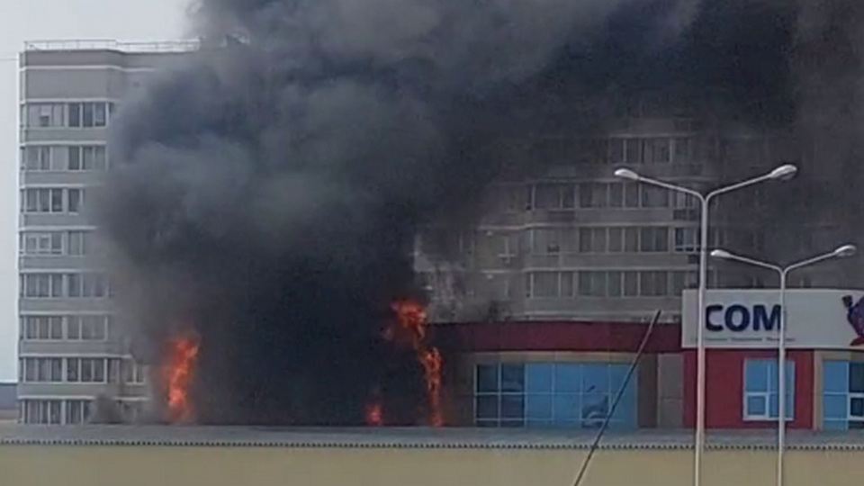 Видео: крупный строительный магазин "СОМ" горит в Каменске-Уральском