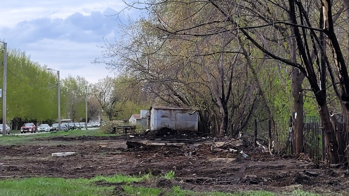 В Каменске-Уральском благодаря Трубному заводу и коммунальщикам снесли опасные деревянные строения