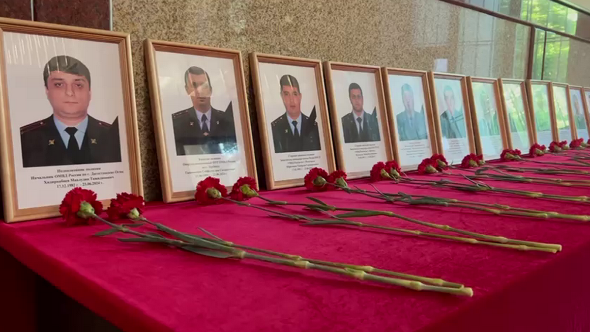 Опубликованы имена полицейских, погибших во время теракта в Дагестане