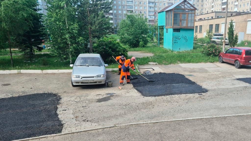 Свердловский депутат извинился за жалобу губернатору на яму во дворе у ветерана