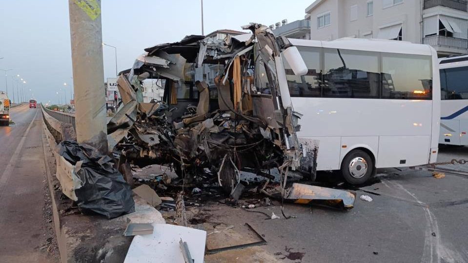 Снесло половину кузова: в Турции автобус с российскими туристами врезался в столб